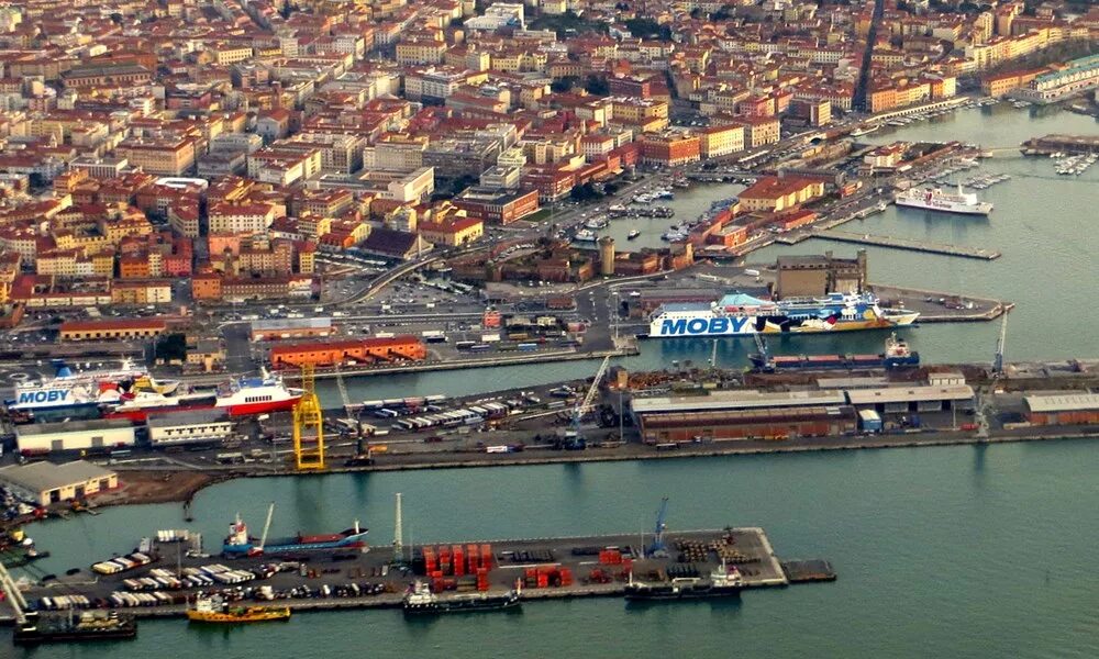 Город порт в алжире. Порт Ливорно Италия. Круизный порт Ливорно. Морской порт Civitavecchia Port. Чивитавеккья Италия.