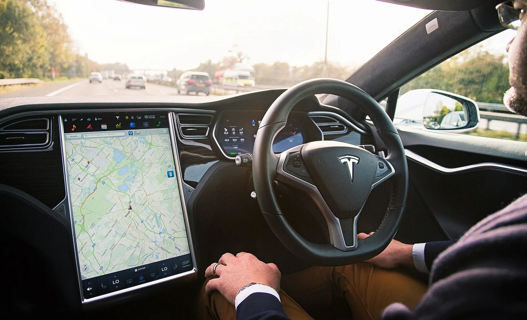 Автономен ли человек. Машина на автопилоте Тесла. Tesla model s Автопилот. Автопилот Tesla model s 2019. Тесла модель s 2020 Автопилот.