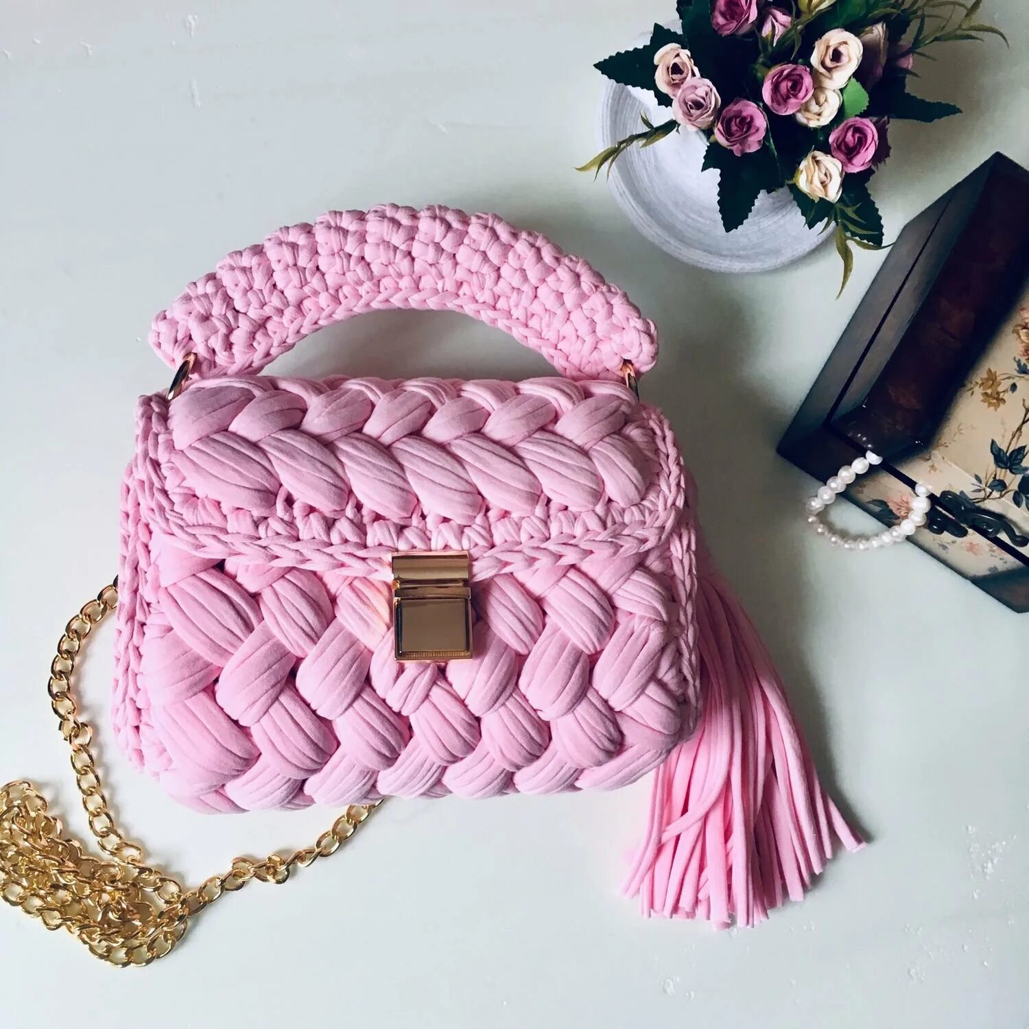 Маленькая сумка из трикотажной пряжи. Сумка зефирка из трикотажной пряжи. Сумка из трикотажной пряжи крючком. Сумка зефирка мк. Сумка зефирка из трикотажной пряжи крючком.