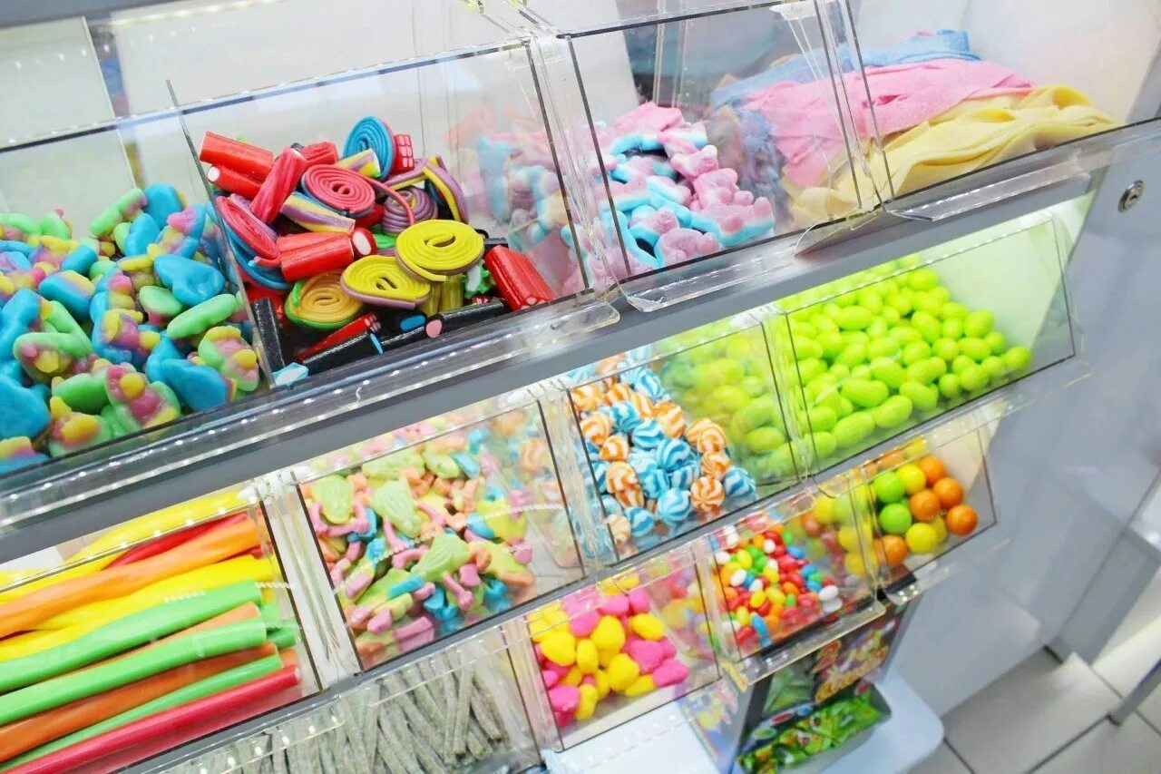 3д мармеладки. В магазине продаются пять видов мармелада. Стеллаж для мармелада. Магазин мармелада. Стеллаж под сладости.