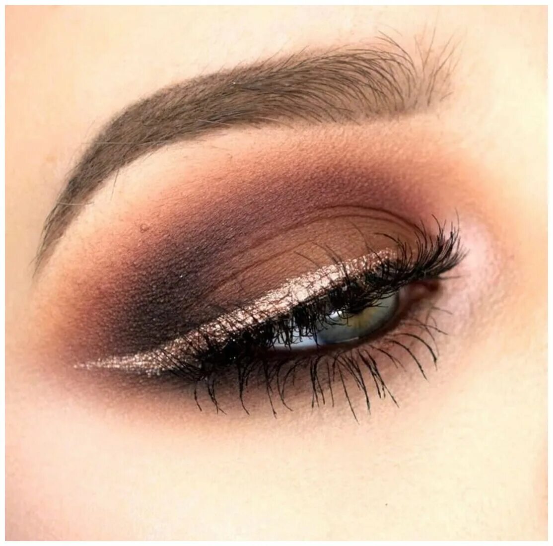 Подводить глаза тенями для век. Подводка глаз тенями. Макияж стрелки с растушевкой. Накрашенные глаза. Тени на нижнее веко.