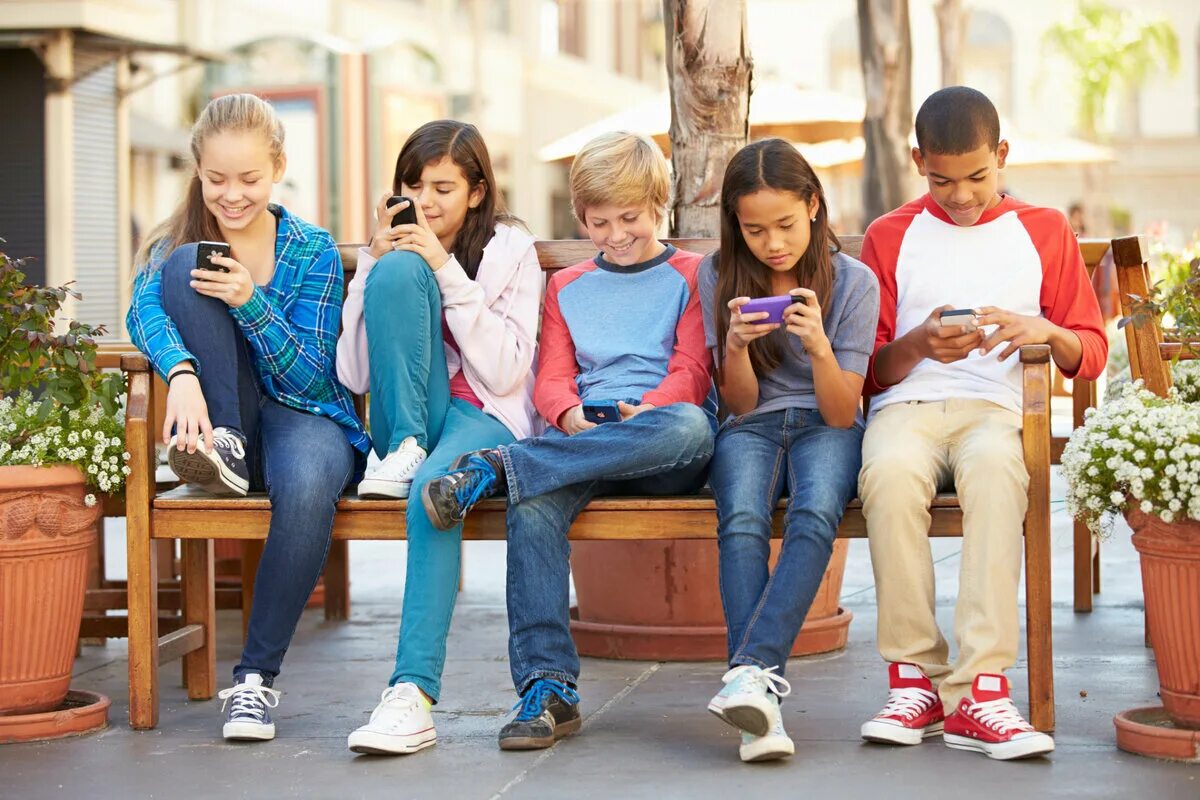 Дети современности. Семья со смартфонами. Подросток с телефоном. Ребенок со смартфоном. Подросток в современном мире.