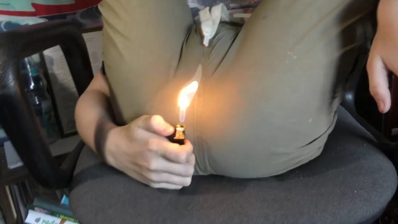 Свечи для мужчин. Девушка курит в храме. Девушка прикуривает сигарету в храме. Наплывы на церковных свечах. Села на свечку.