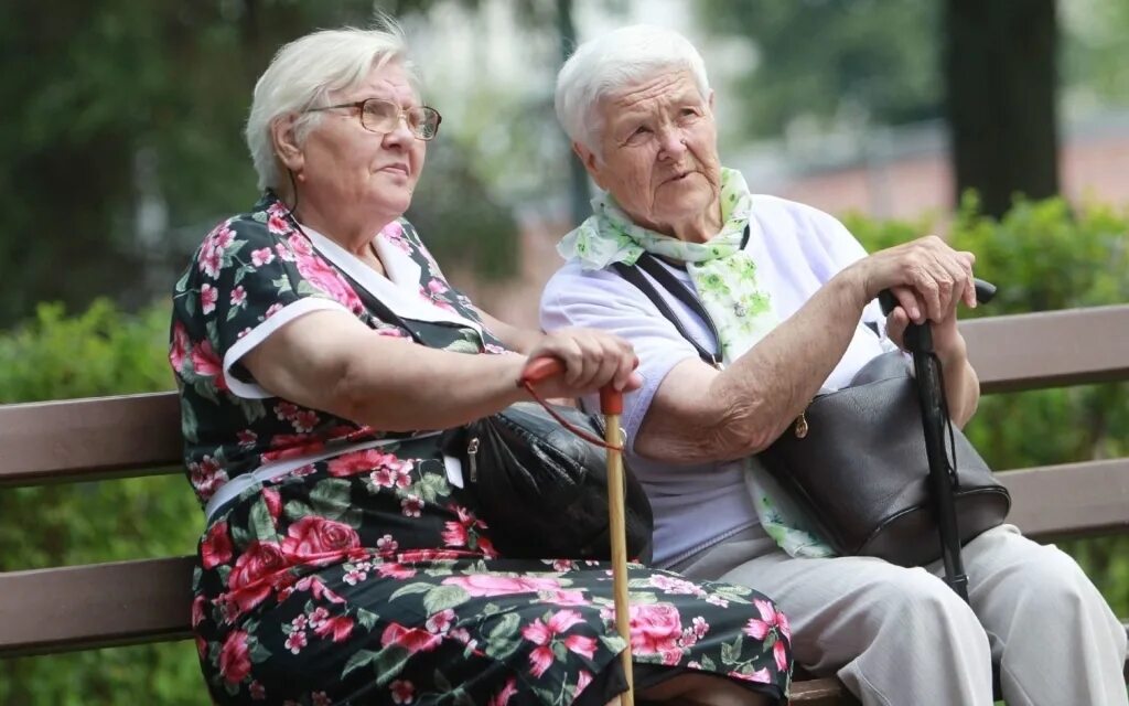 Бабушки на лавочке. Пожилые люди на лавке. Пожилые мужчина и женщина. Успешный пенсионер. Старики на лавке.