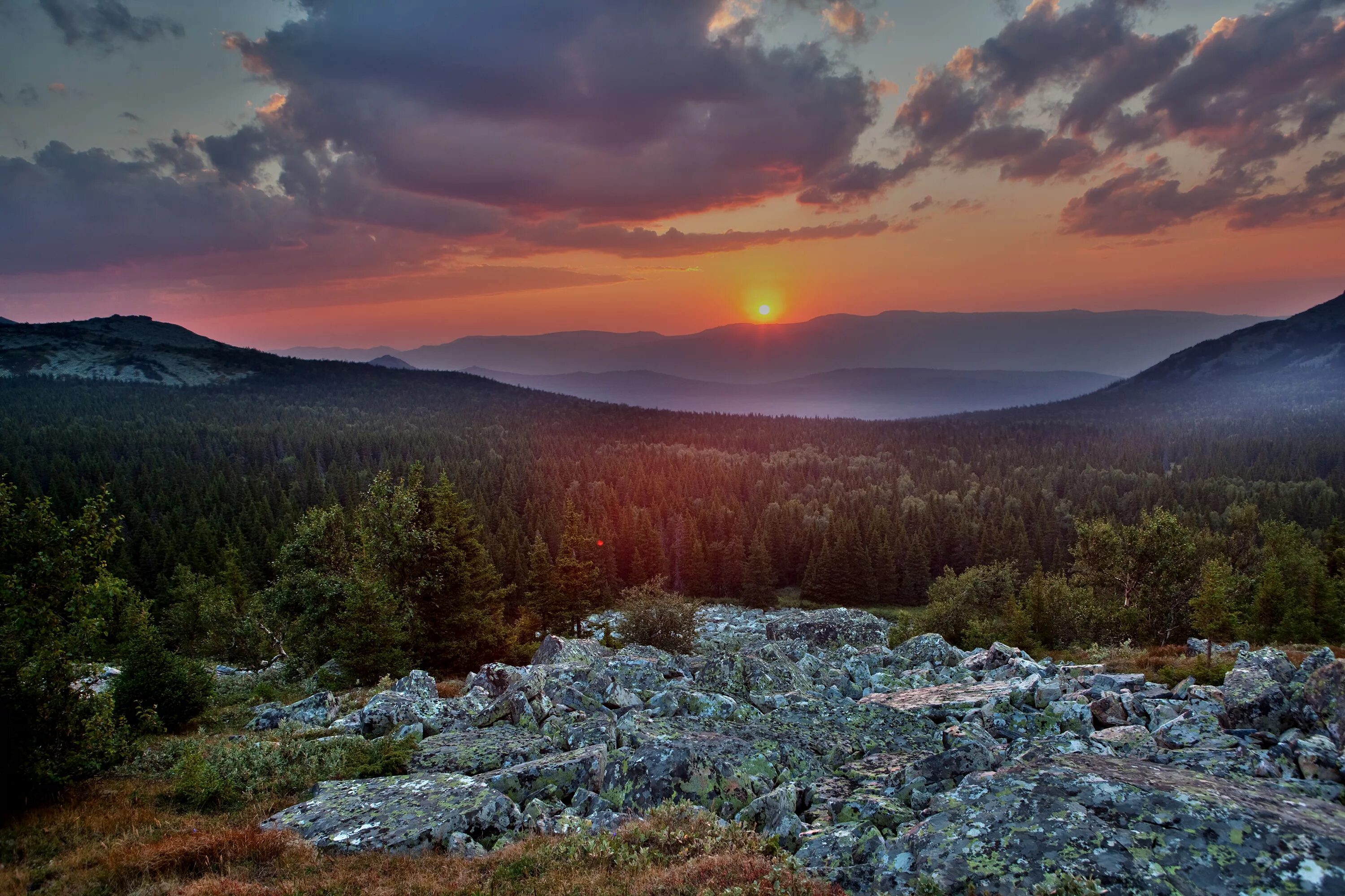 Урал горы двуглавая сопка. Гора иремель на урале. Южно уральский заповедник башкирия. Гора манарага республика коми. У подножия уральских гор.