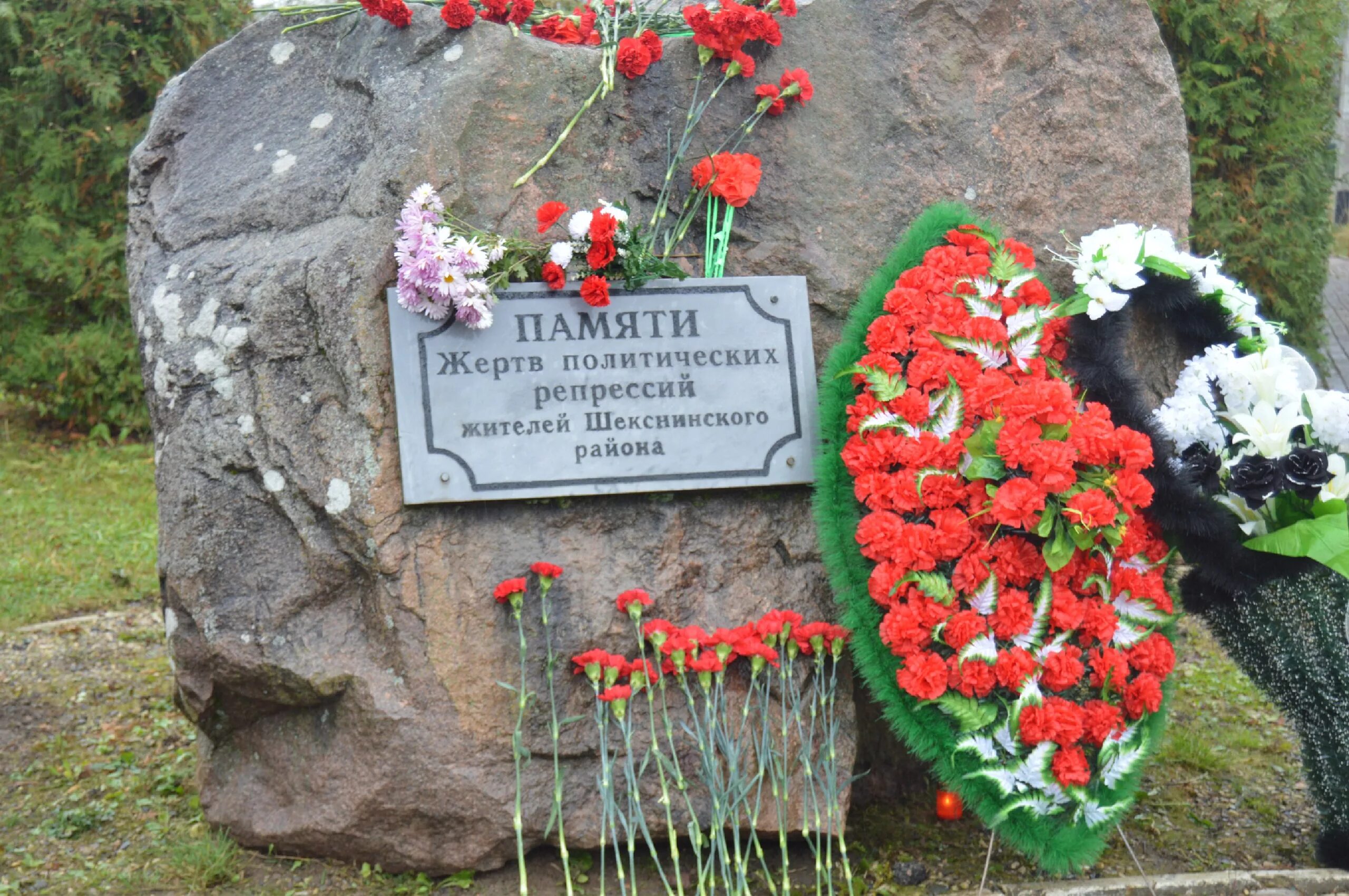 памятник жертвам политических репрессий брянск. жертвам политических репрессий курск. памятник жертвам репрессий курск. герои куряне. мемориал жертв политических репрессий.