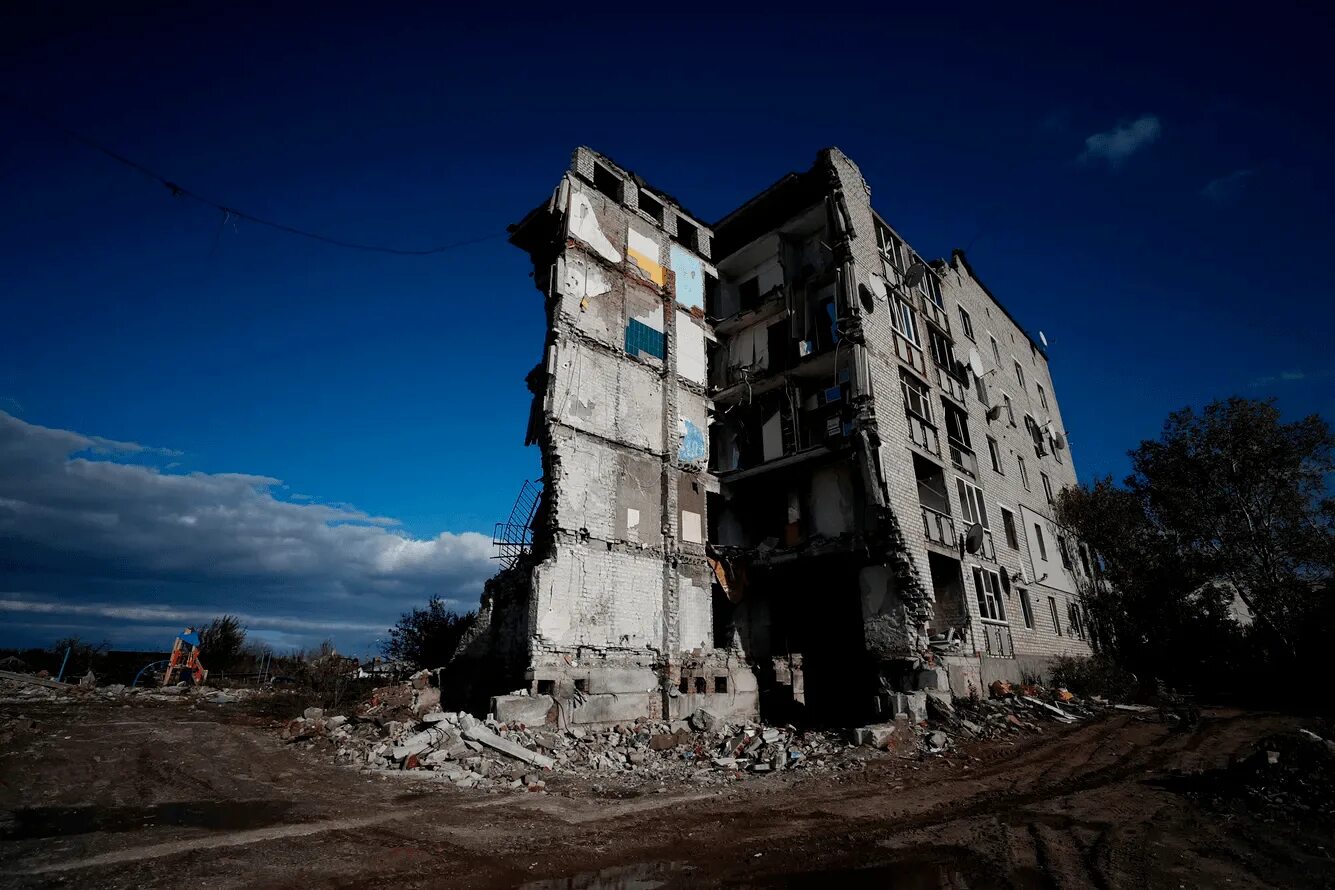 Разрушение домов. Разрушенное здание. Разрушенный войной дом. 1 июля 2014 г