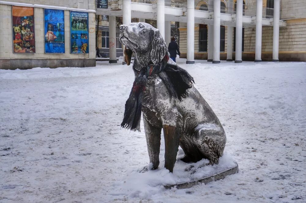 Бим черное ухо воронеж. Белый Бим черное ухо памятник в Воронеже. Памятник белому Биму Воронеж. Памятник белому Биму черное ухо в Воронеже. Белый Бим памятник в Воронеже.