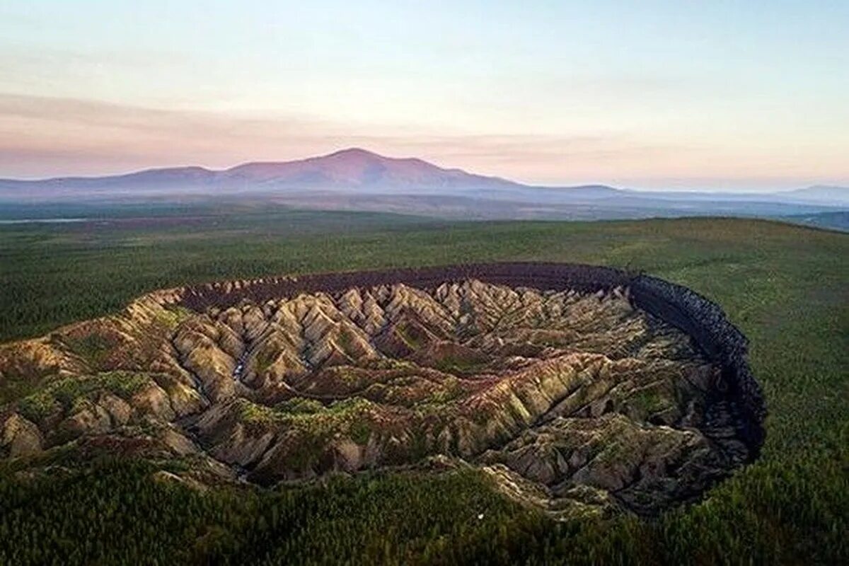 Батагайка. Батагайский кратер. Батагай Якутия кратер. Сибирский кратер Батагайка. Батагайская термокарстовая котловина.