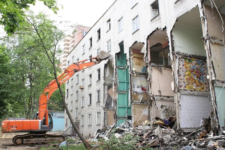 Снос строки. Первая снесенная пятиэтажка в москве. расселенные пятиэтажки в москве. расселение хрущевок. снос старых домов.