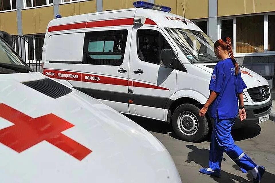 Носилки скорой помощи. Был доставлен скорой помощи в больницу. Способы поступления пациентов в приёмное отделение. Скорая увозит пострадавшего. Больница скорая.