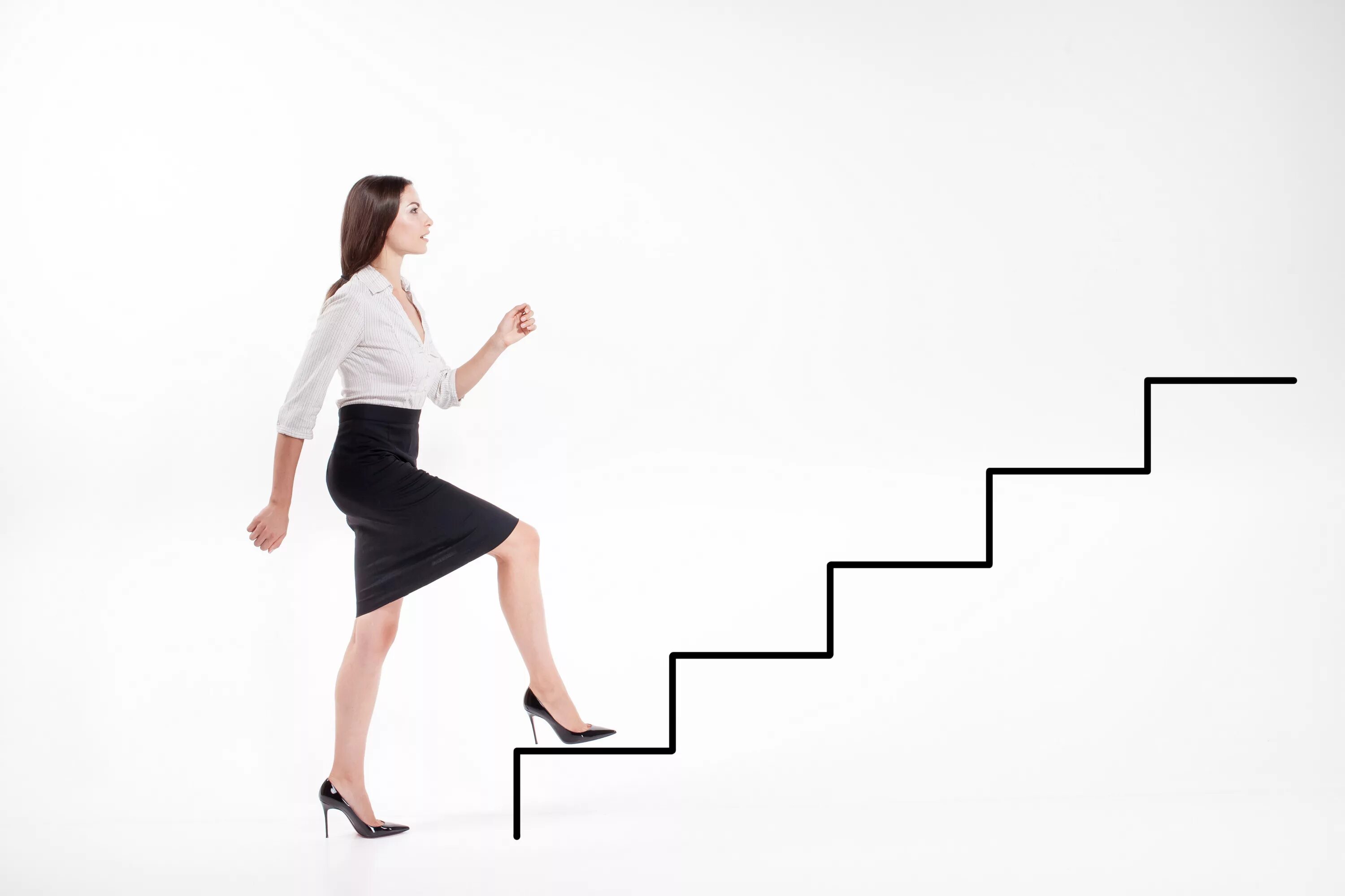 Поднявшись первым по лестнице. Женщина подымается по лестнице. Подниматься по карьерной лестнице. Карьерный рост на белом фоне. Вверх по карьерной лестнице.