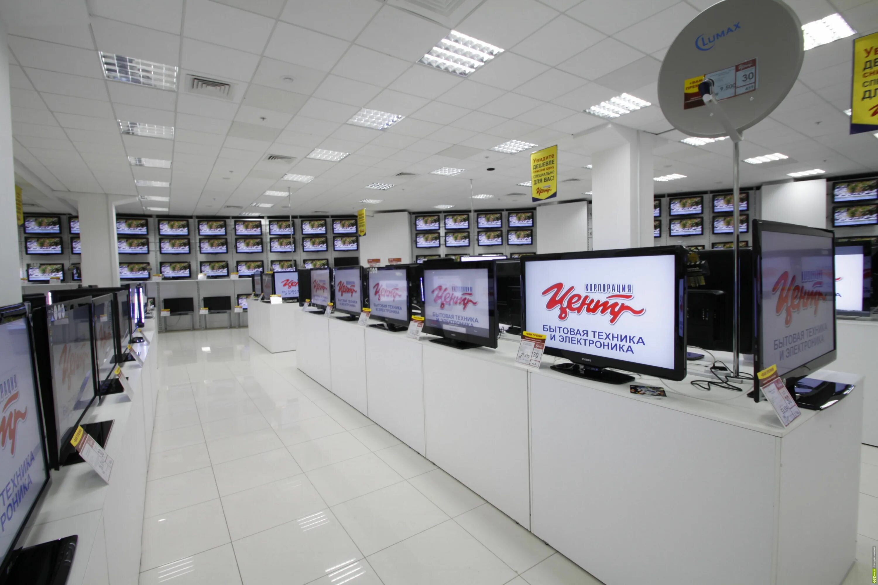 Днс проспект просвещения 81. Днс елабуга. Магазин бытовой техники телевизоры. Магазин электроники телевизоры. Магазин центр телевизоры.