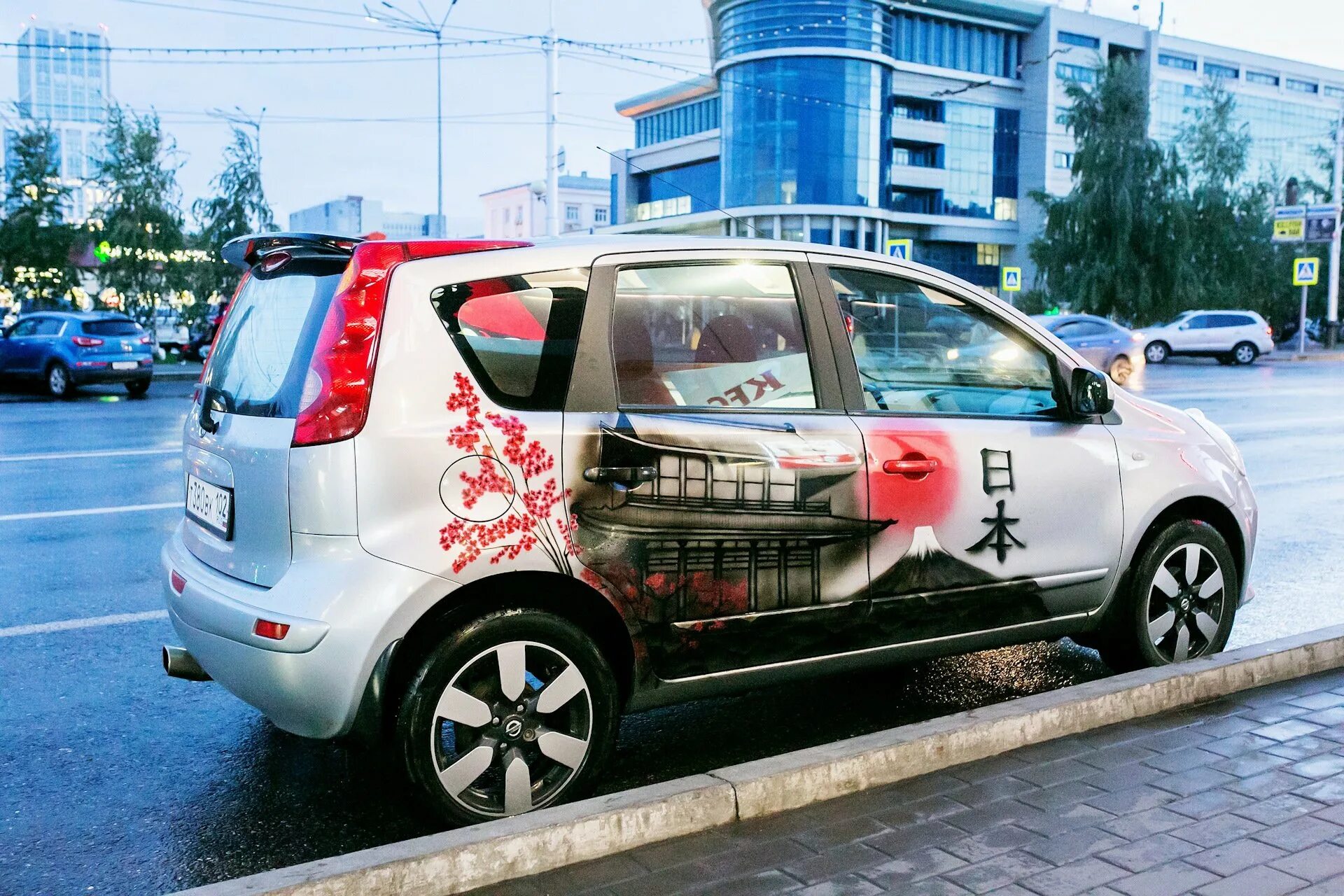 Nissan Note. Ниссан енот 2007. Аэрография на Ниссан ноут. Ниссан ноте енот.