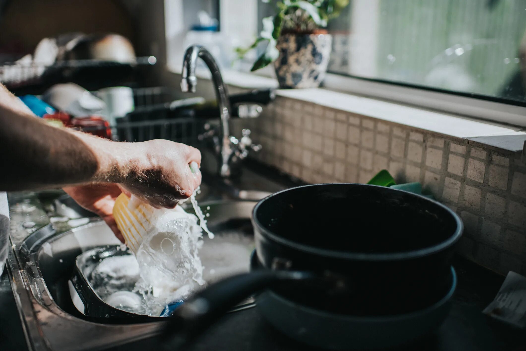 Wash the dishes. Устраняет неприятные запахи в квартире. Неприятный запах в ресторане. Wash dishes in a Dishwasher. Vacuum the dishes