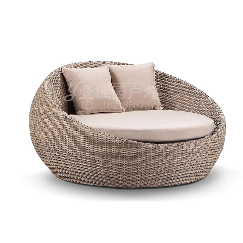 Шезлонги в парке. Лежак лежа. Лежак лежа. Лежак лежа. Лежак лежа.