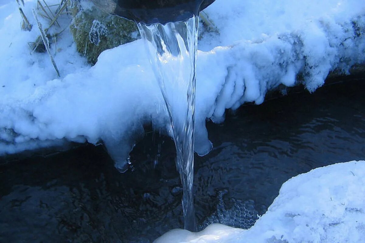 Родник источник воды. Источник воды. Природные источники воды. Родник зимой. Вода чистый источник.