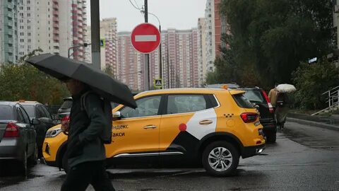 Такси паркуется во дворе