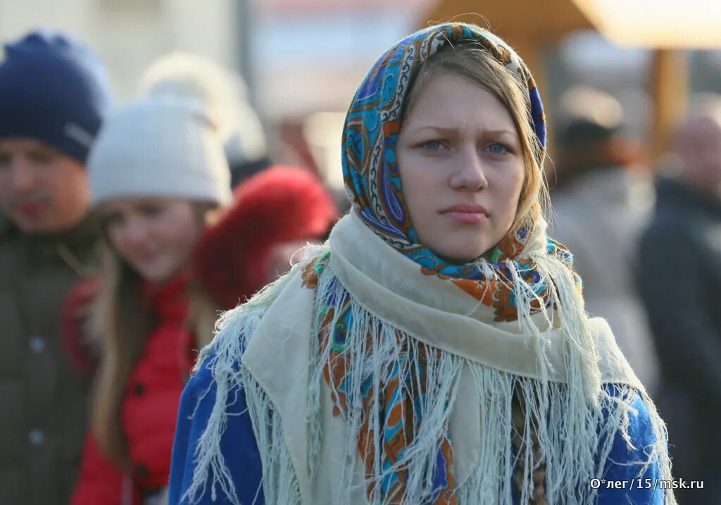 люди зимы. девушка в горах зимой. люди в конце зимы. радость зимой. зимний бег.