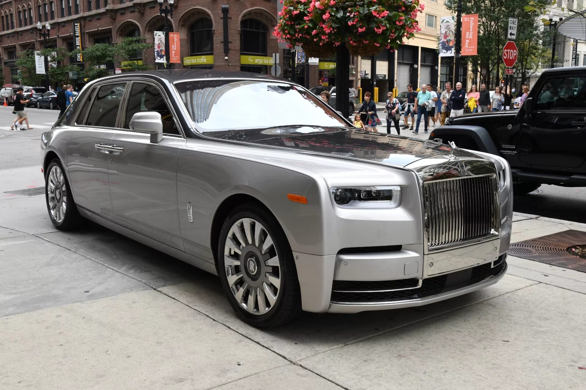 Звезды дороже чем ролс ройс. Rolls Royce Phantom. Rolls Royce Phantom Silver. Rolls Royce Phantom 2023. Rolls Royce Phantom Silver 2022.
