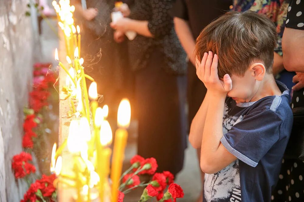 Традиции молчания. День памяти детей. Мальчик со свечкой.