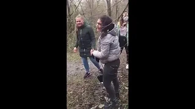 Женщина издевается над своей