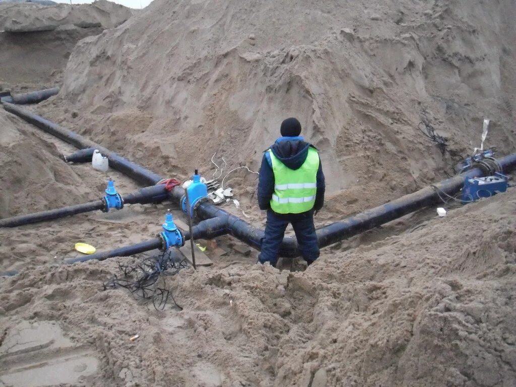 Наружные сети водопровода. Строительные прокладка сетей. Монтаж инженерных сетей. Прокладка наружных инженерных сетей. Монтаж наружных инженерных сетей.