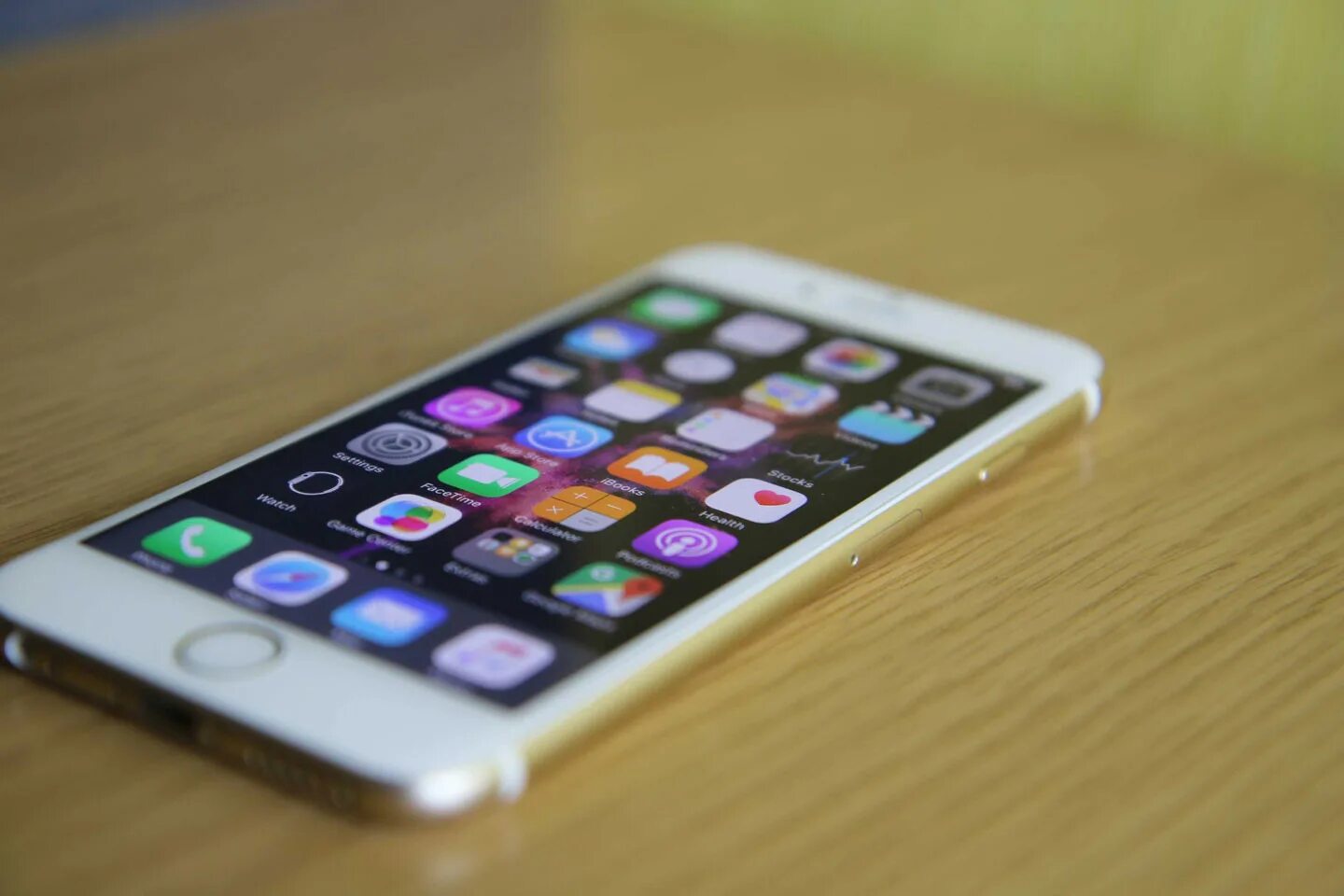 Мыло заместо айфон. Вместо айфон 12. Iphone 14 pro max vs mi 11 ultra. Новый бренд телефонов вместо айфона. Iphone on table.
