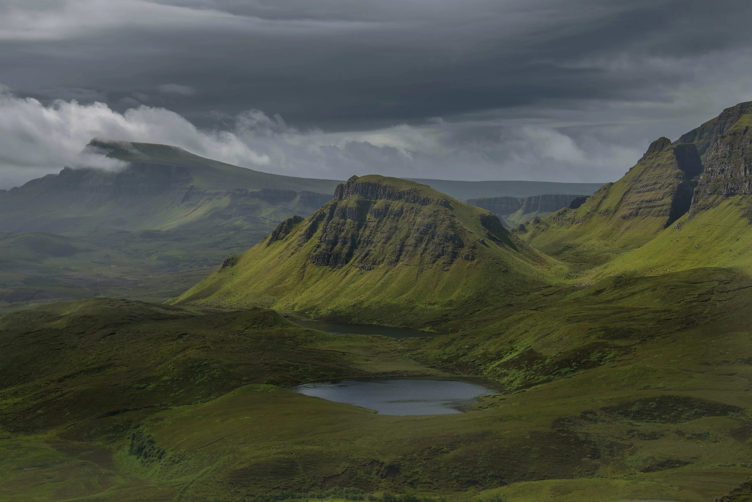 Valkirian skyes. Куиранг Шотландия. Quiraing Valley, Skye Island, Шотландия. Quiraing Скай. Шотландия горы лето.