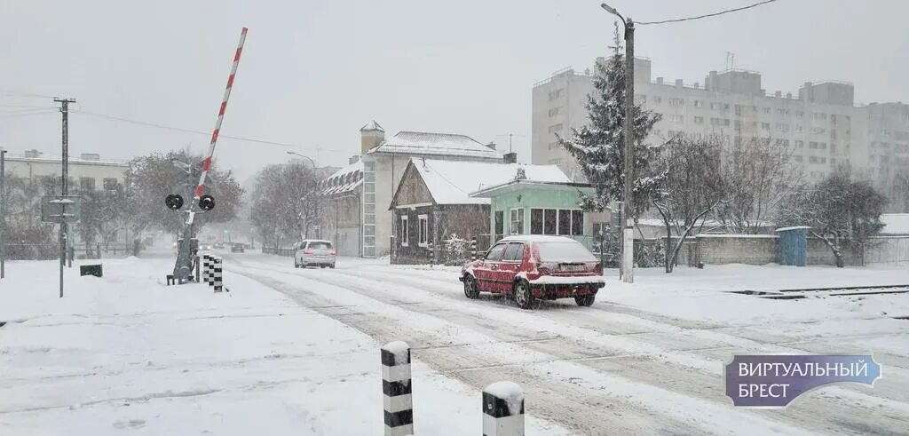 Метель в городе. Пурга на улице. Поземка зимой. Снежная буря. Брест счет