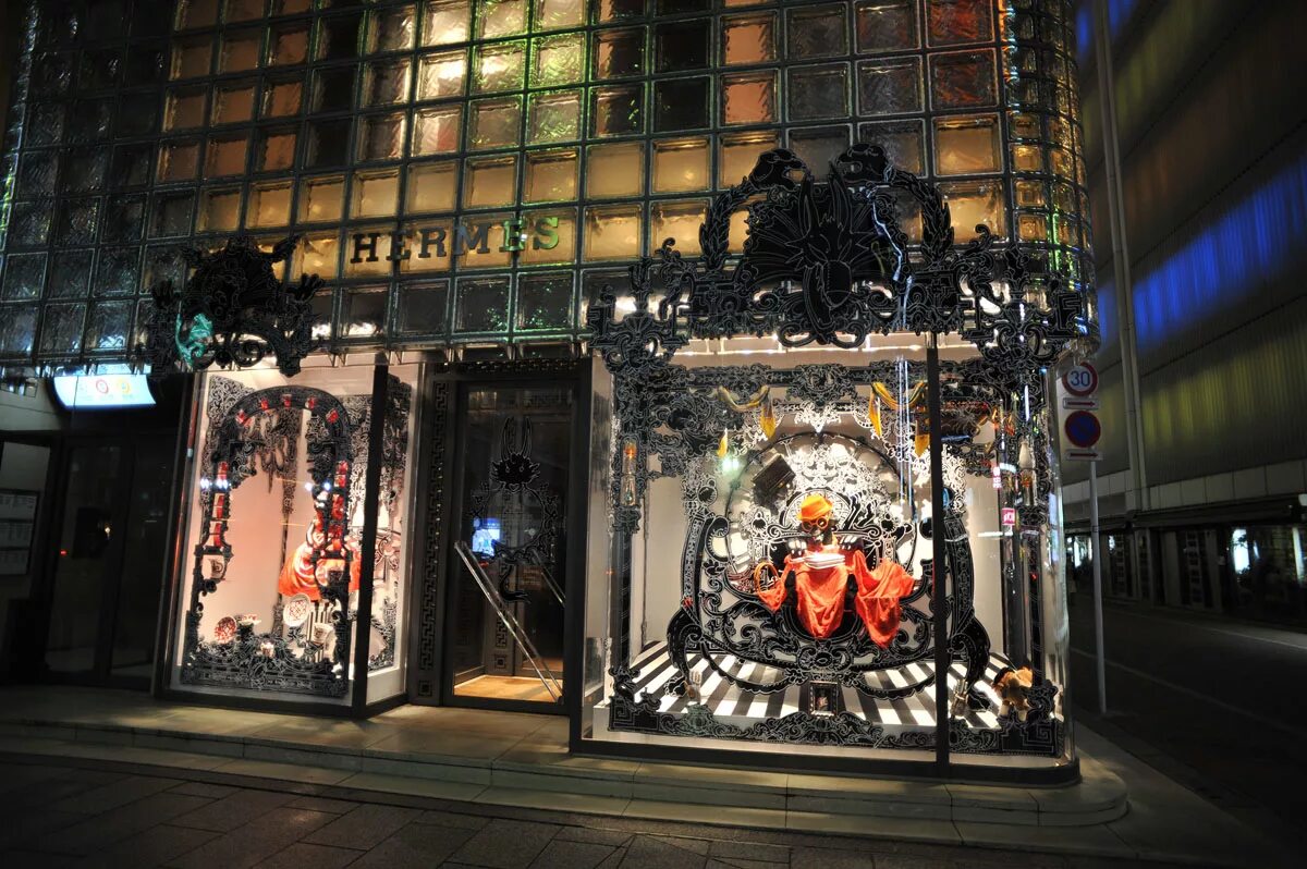 Витрины Хермес. Витрины бутика Hermes в Токио. Витрина Эрмес. Красивые витрины магазинов. Много витрин