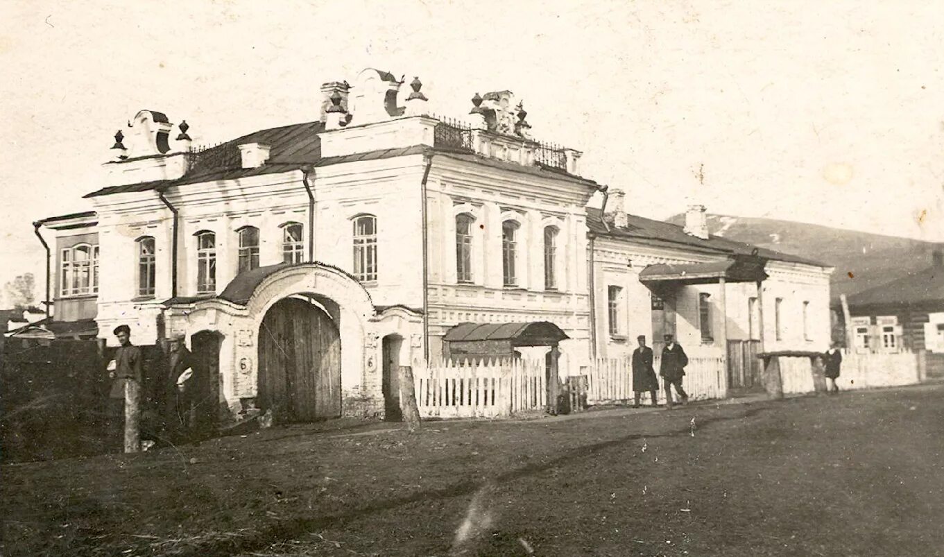 Улица бийская горно алтайск. Дом купца Бодунова Горно-Алтайск. Усадьба купца Бодунова Бийск. Старый музей Горно Алтайск. Усадьба купца Бодувано.