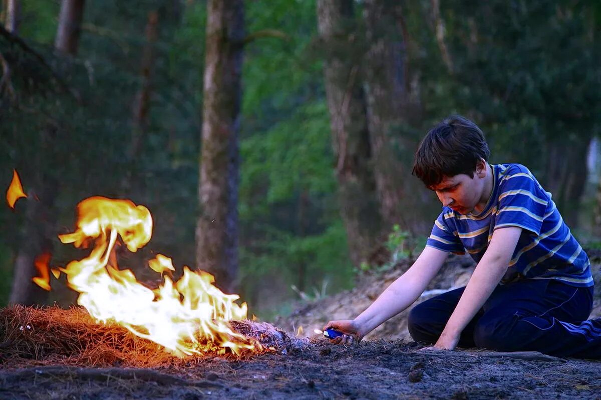 Стихотворение не жгите костры. Костер фэнтези. Сижу жгу. Погасший костер. Горящие письма.