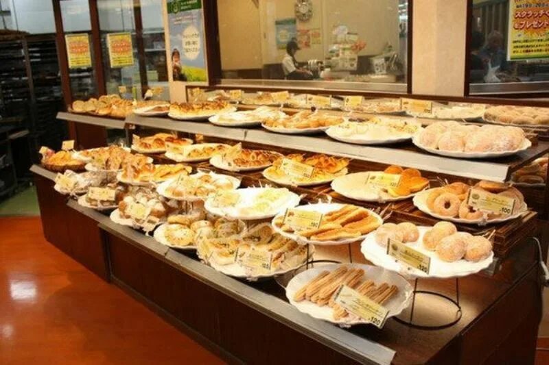 Готовые обеды в магазинах. Вкусные вкусняшки в магазине. Готовые обеды в супермаркете. Покупатель в магазине. Вкусненькое в магазине.