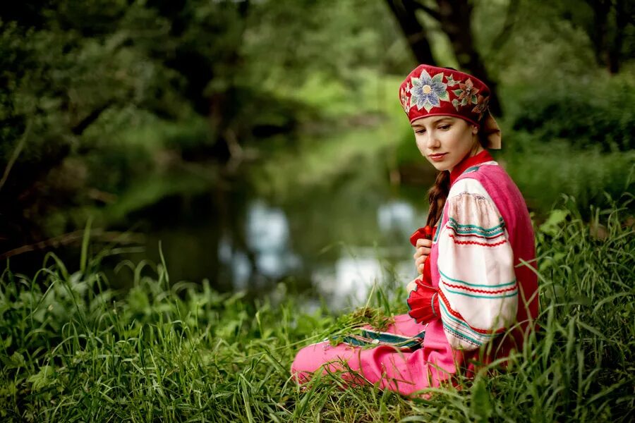 Травушка муравушка. Девушка в народном костюме на траве. Душевные русские девушки. В народном костюме в лесу.
