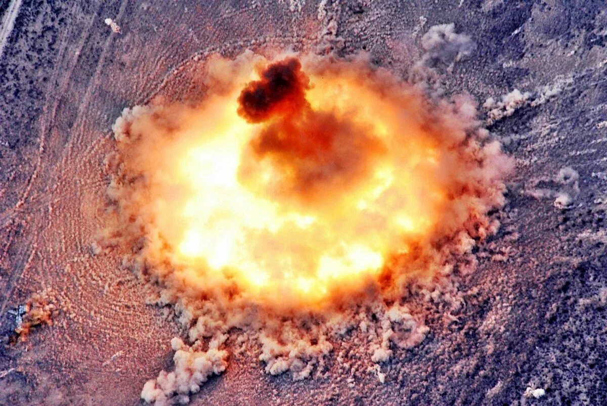 Самое мощное вещество. Авиационная вакуумная бомба взрыв. ОДАБ 500 взрыв. Боеприпасы объемного взрыва (вакуумная бомба).. Авиационная бомба ОДАБ-500.