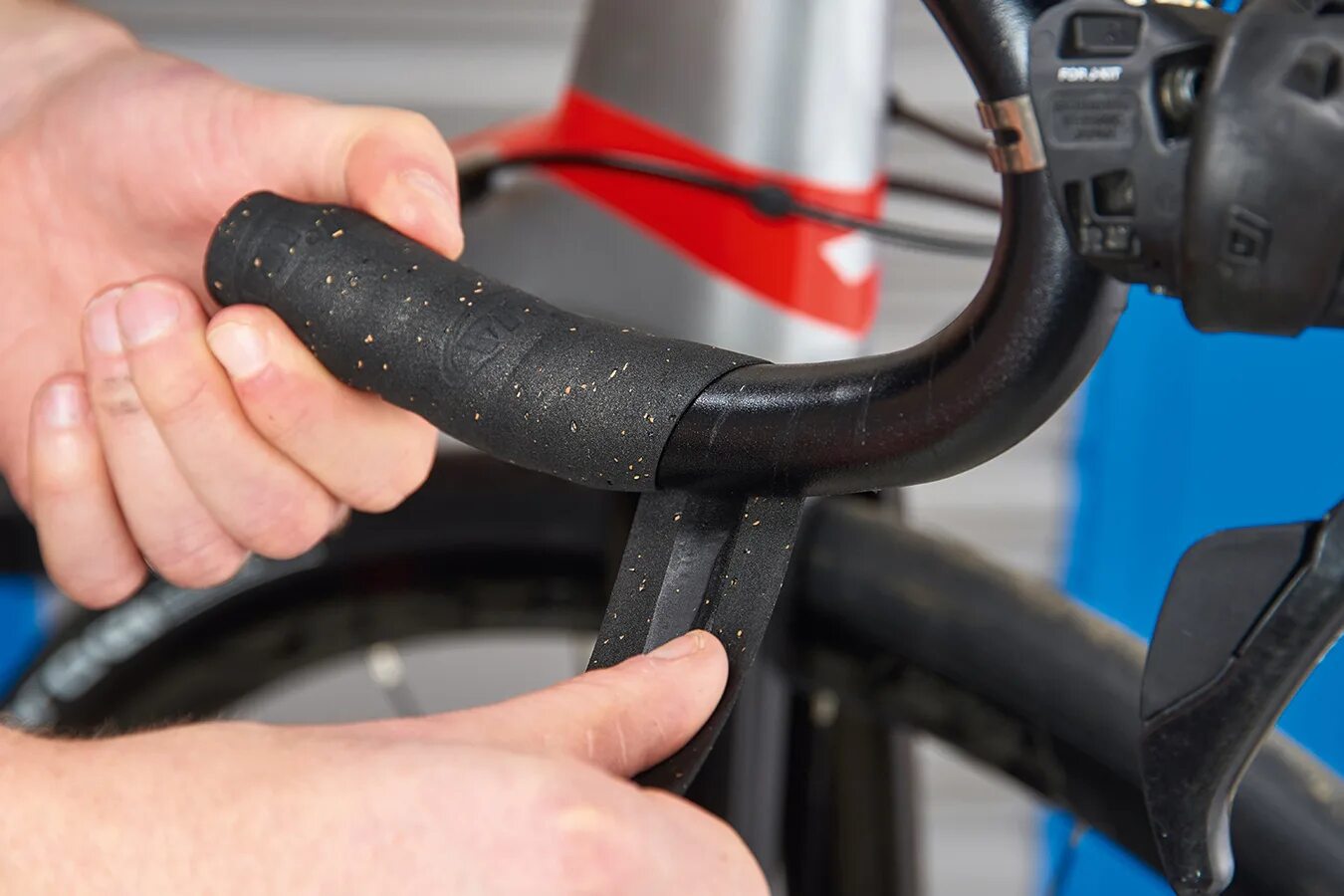 Оплетка на руль велосипеда. Обмотка руля wilier. обмотка руля шоссейного велосипеда. термоусадка на руль велосипеда.