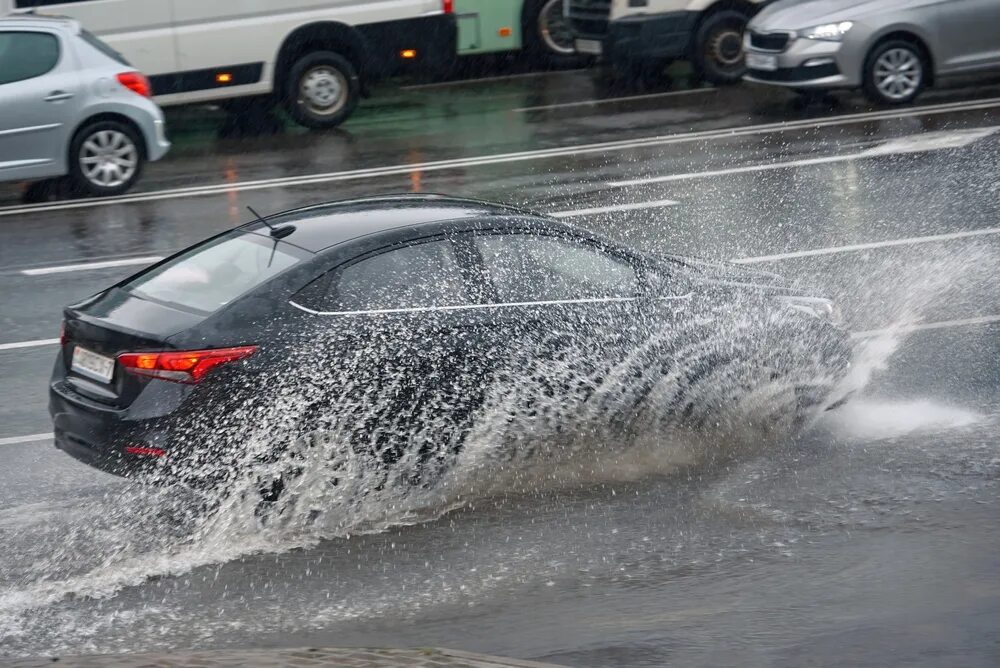 Машина запотевает в дождь. Ливень на дороге. Обрызгала машина Узб. Самый большой ливень в России. Car splashing Water on Road.