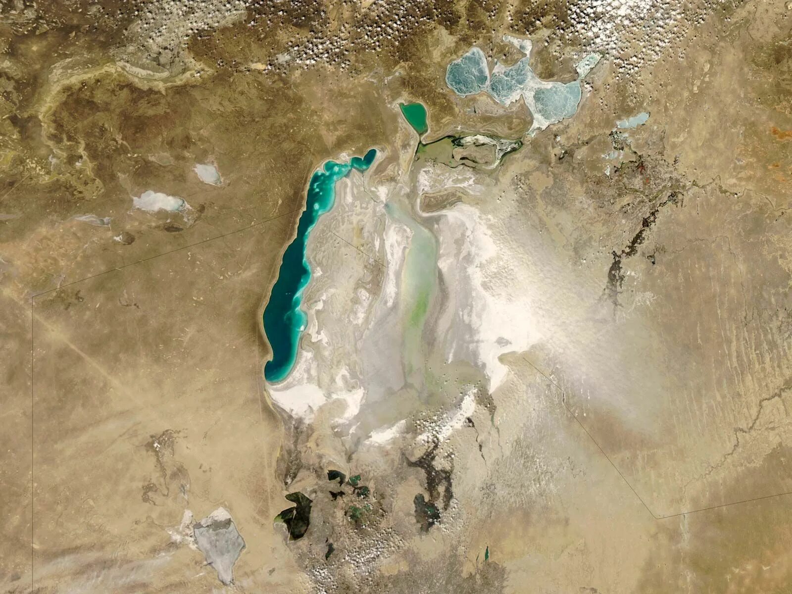 Aral sea 2022. Аральское море в 2001. Высохшее аральское море. Исчезнувшее море аральское море. Арал это.