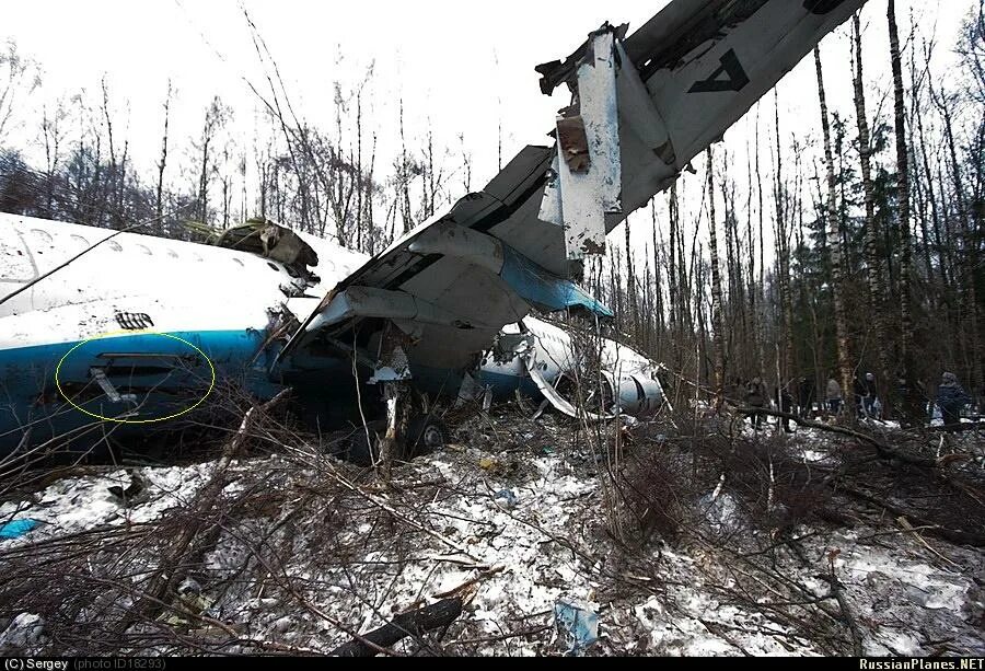 Крушение ту 204 в Домодедово. 64011 Ту 204. Ту 204 в лесу Домодедово. Самолет ту 204 крушение. Авиакатастрофа 2010