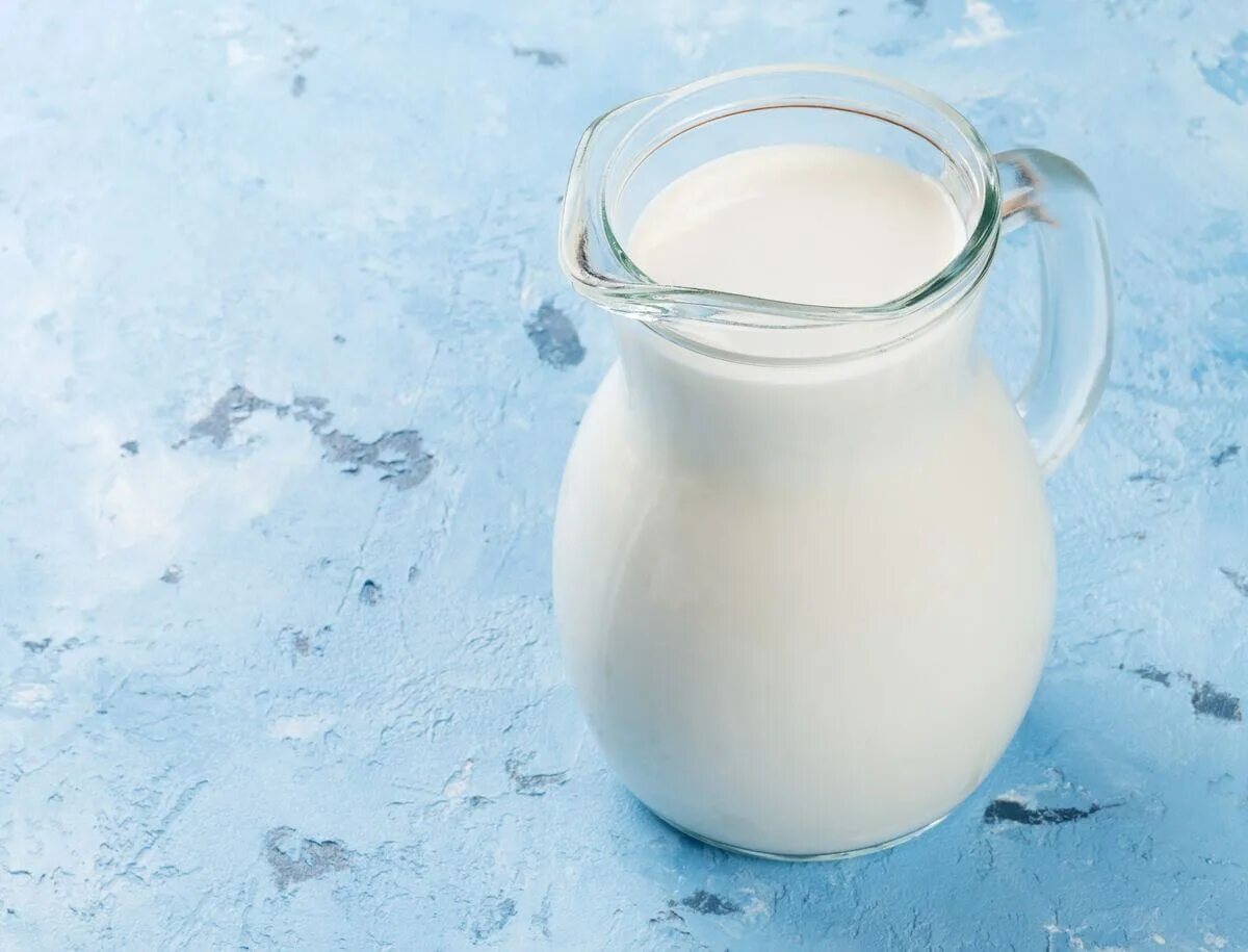 Почему молоко голубое. Молочные продукты. Кувшин с молоком. Крынка с молоком. Кувшин молока на белом фоне.