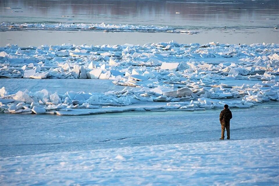 Ледоход в самаре. Ледоход на Волге Самара. Набережная Самара ледоход. Ледоход на Волге в Самаре. Волга зимой лед.