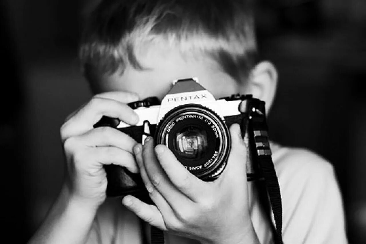 Фотокружок. Мальчик с фотоаппаратом. Фотоаппарат для детей. Ребенок фотограф. Фотокружок для детей.