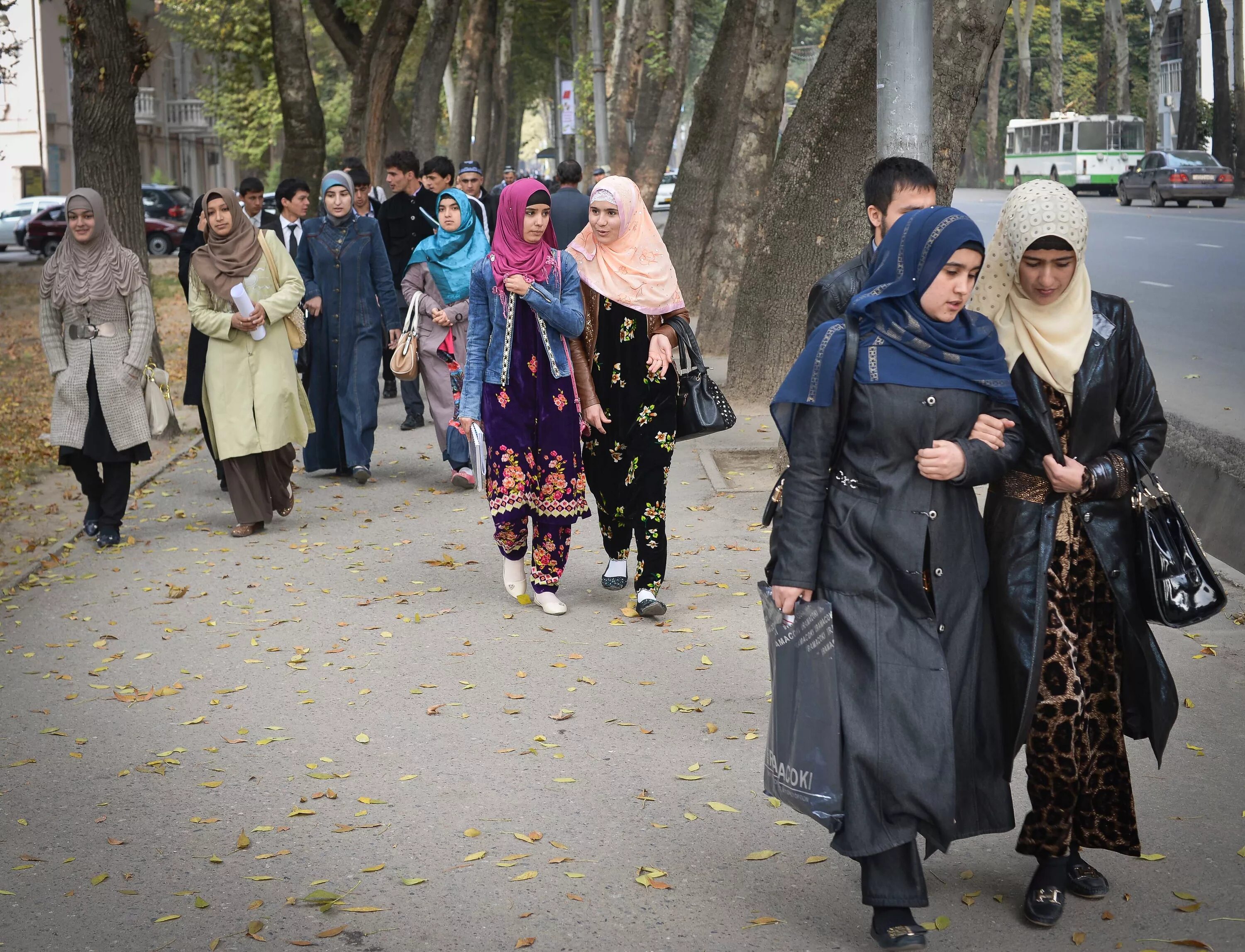Сколько дали таджикам. Таджикские женщины. Мусульманки в Таджикистане. Таджикская женская одежда. Хиджаб в Таджикистане.