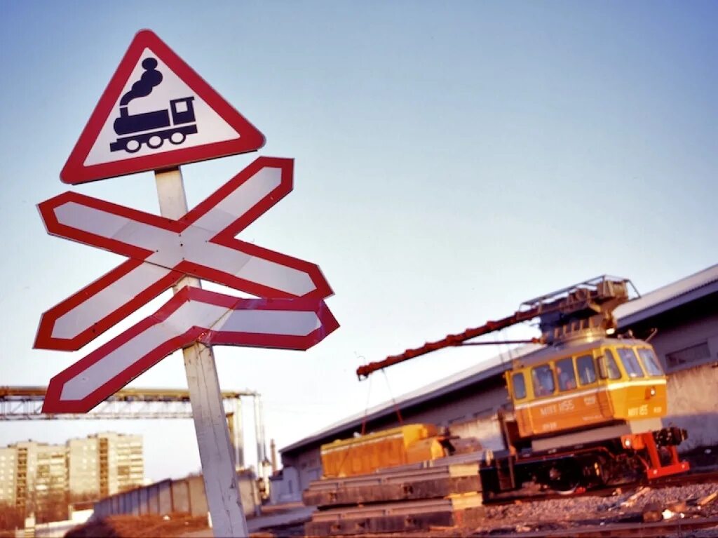 Level crossing. Железнодорожный переезд. ЖД переезд. Железная дорога переезд. Железный дорожный переезд.