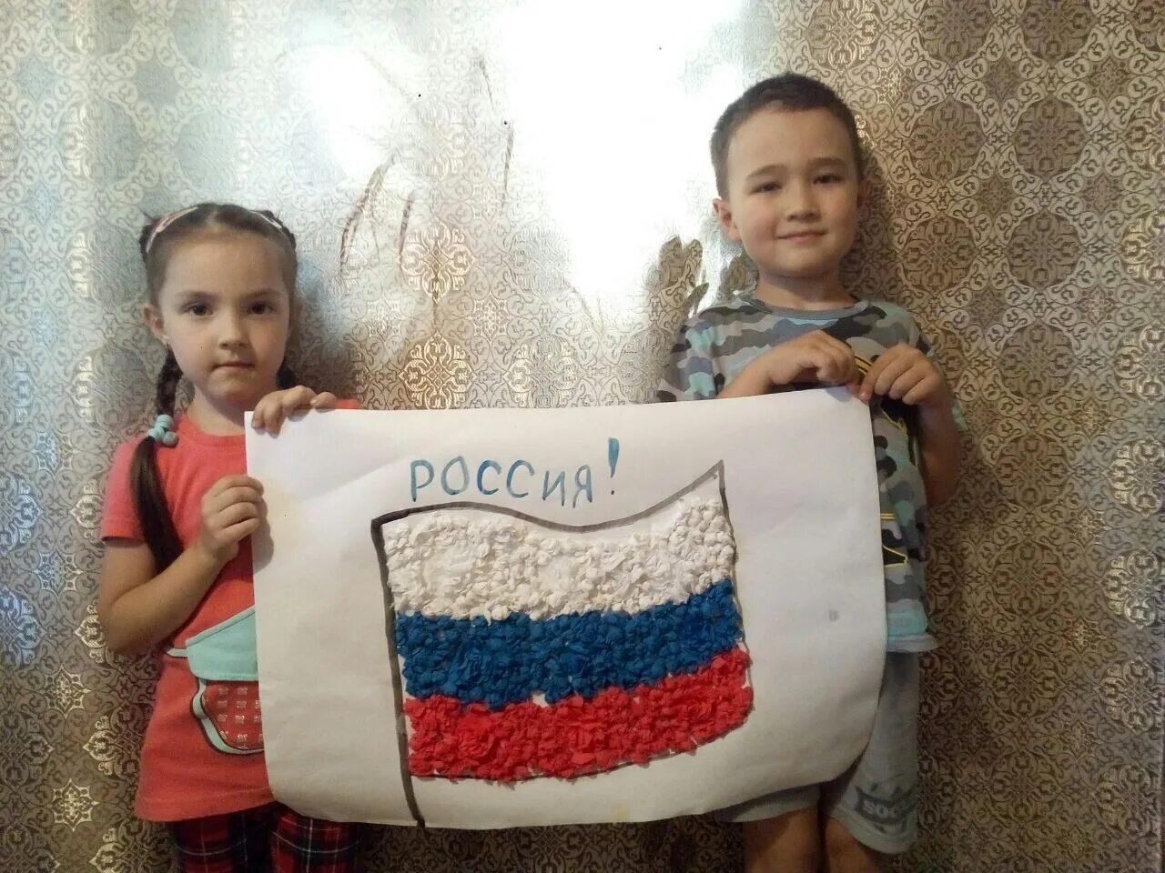 Новый флаг России. Выдуманные флаги России. Придумали новый флаг России. Новый флаг России выдуманный.