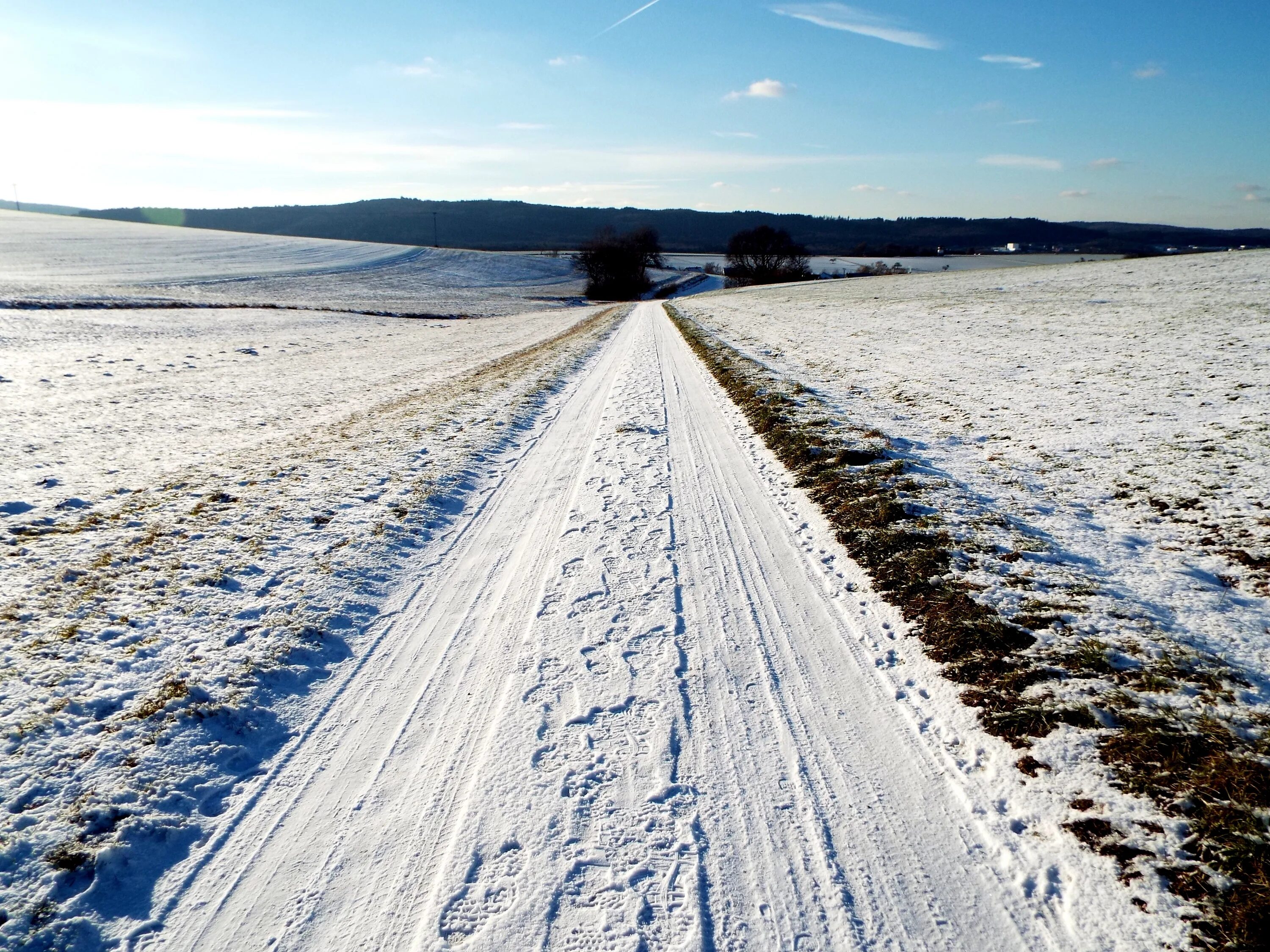 Белая дорога. Зимняя дорога. Дороги. Дорожка по снегу. White tracks