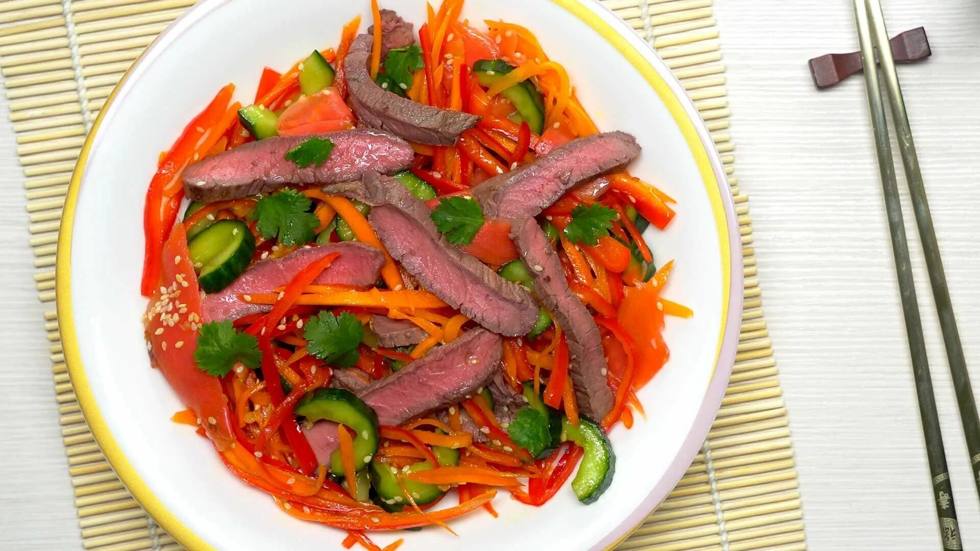 Рецепт салата мясо по корейски. Емди салат корейский. Салат острый с говядиной. Салат из говядины с овощами. Корейский салат с говядиной.