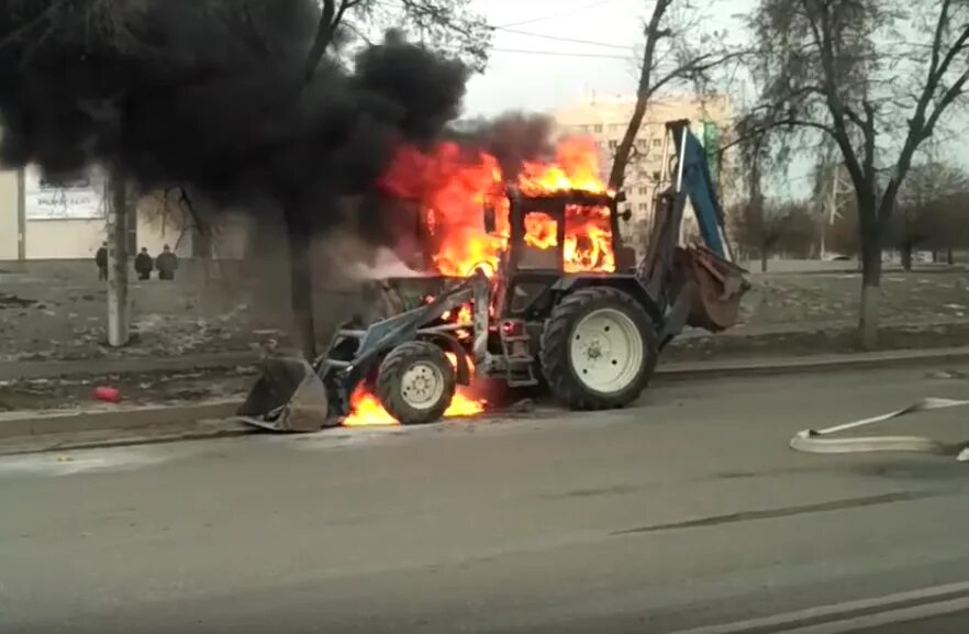 Погода тракторный район. Загорелся трактор. Сгорел трактор. Горящие тракторы беларусы. Горелый трактор.