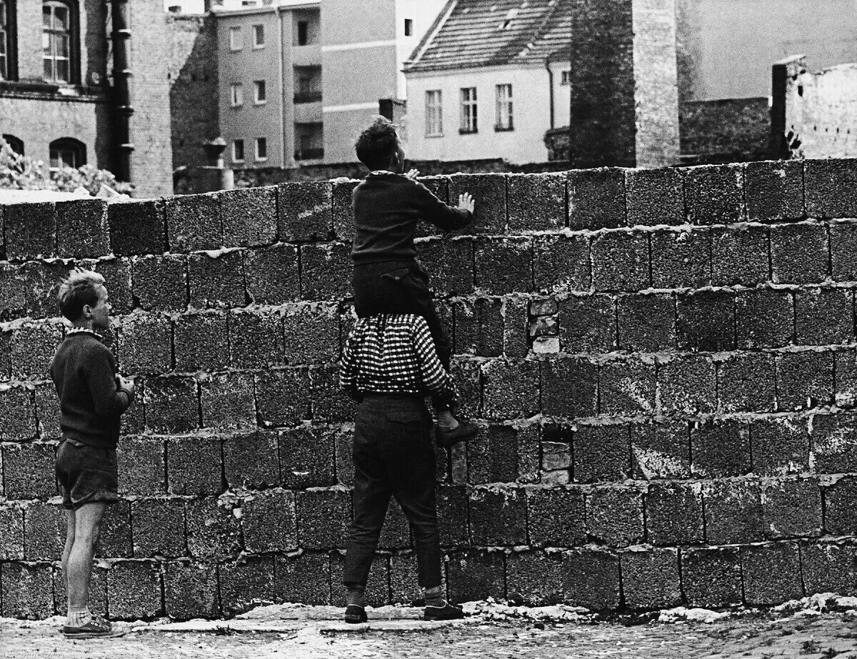 Фрг и гдр берлинская стена. Berlin Wall 1961. Берлинская стена ГДР. Берлинская стена (Berlin Wall). Берлинская стена 1961 год.